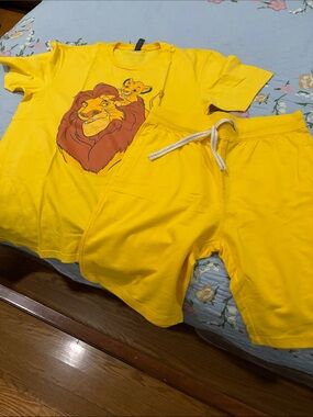 Disney Lion King & Simba Yellow Tshirt & Shorts in great condition Size Large